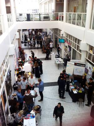 Metropolia đào tạo chương trình đại học và cao học trên đa dạng các ngành nghề như Công nghệ thông tin, Chăm sóc sức khỏe, Dịch vụ xã hội, Kinh tế và Văn hóa với ngôn ngữ giảng dạy là tiếng Anh và Phần Lan. Chương trình đào tạo có liên kết chặt chẽ với thị trường lao động và kinh doanh.