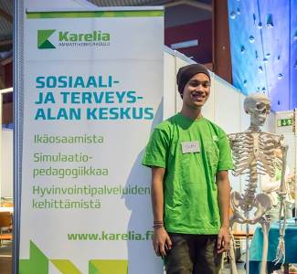 North Karelia chuyên đào tạo chương trình Cử nhân, dàn trải trên 7 lĩnh vực nghiên cứu khác nhau. Trường hiện có khoảng 4000 sinh viên theo học và 450 cán bộ giảng viên.